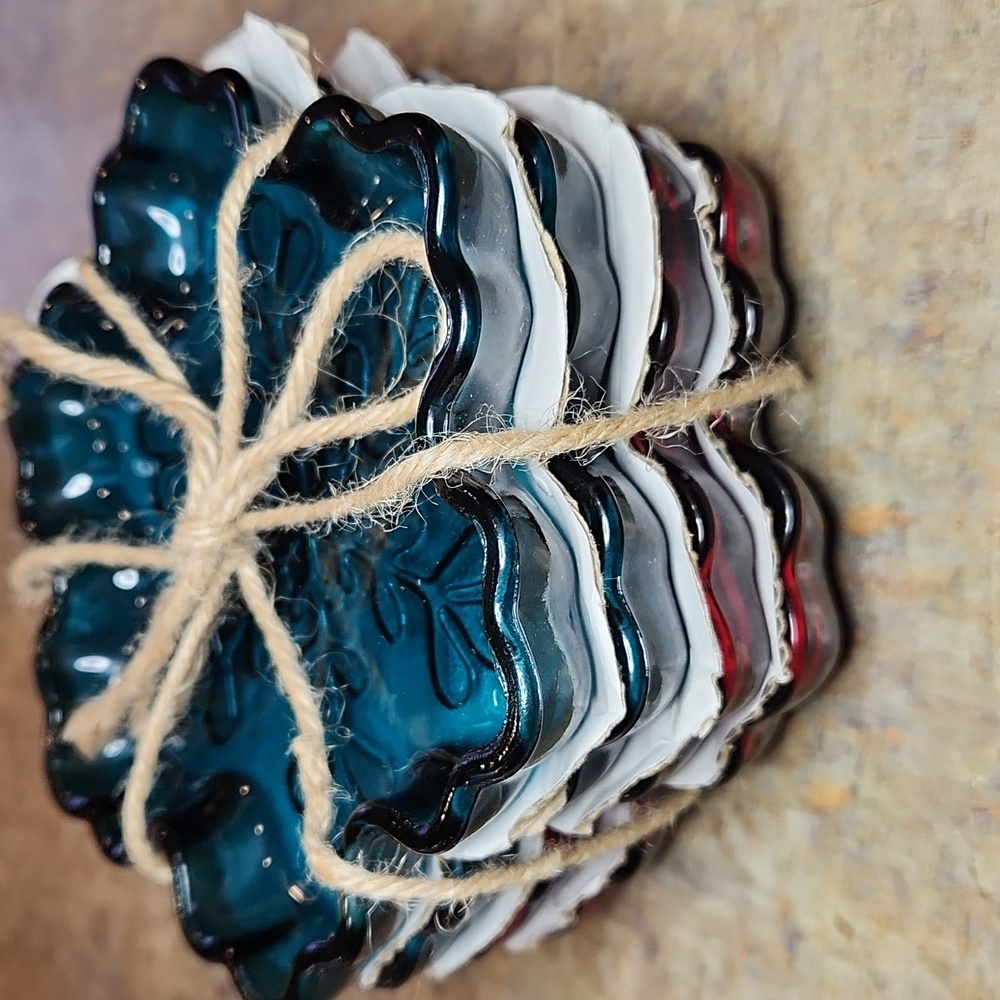 Snowflake Glass Plates - Picture 2 of 8